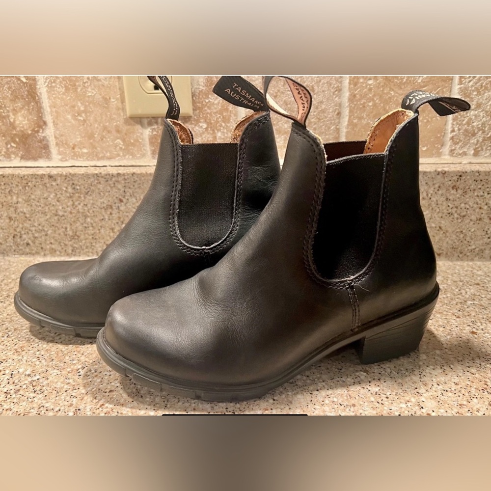 Blundstone Womens size US 6.5 -Black Chelsea Boots shoes - EUC!